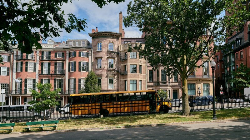 Modern Bus, Historic Streets