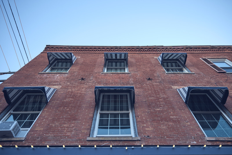 Anwing Looking Up